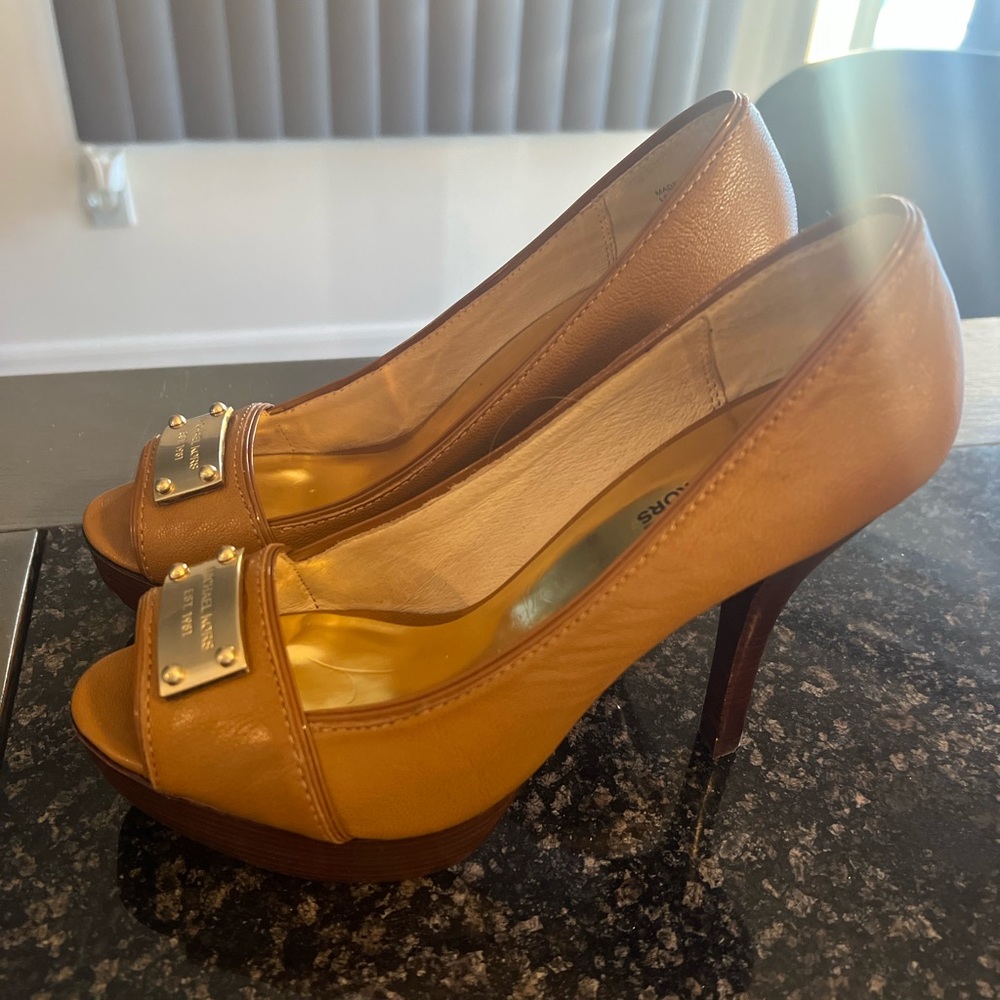 Michael Kors Classic Platform Peep-toe Heels. Color : Luggage